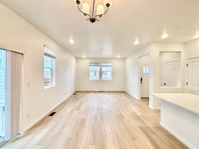 Building Photo - December FREE If Lease Starts By Nov. 15!!