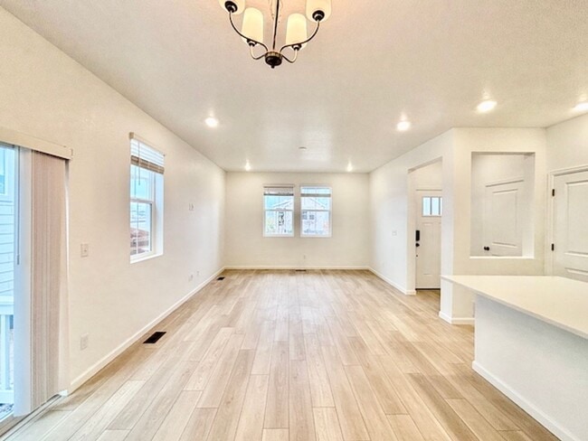 Building Photo - FREE RENT THROUGH OCT 15TH!!