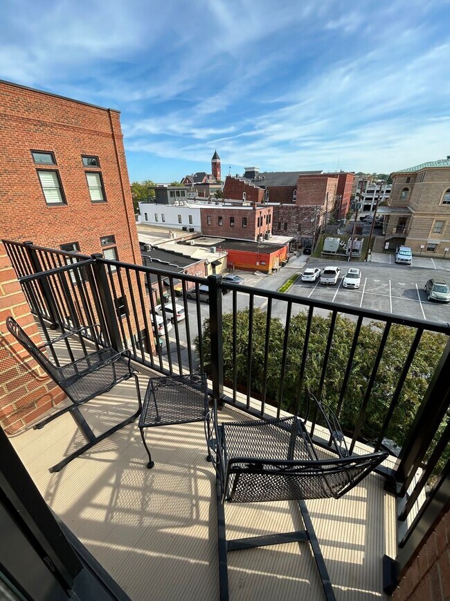 Building Photo - Beautifully Furnished 1/1 Apartment in Downtown Broad St.- $2,350