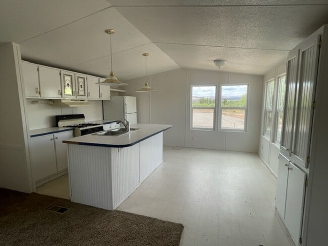 Building Photo - Price Reduction on this 2 Bedroom on Nice ...