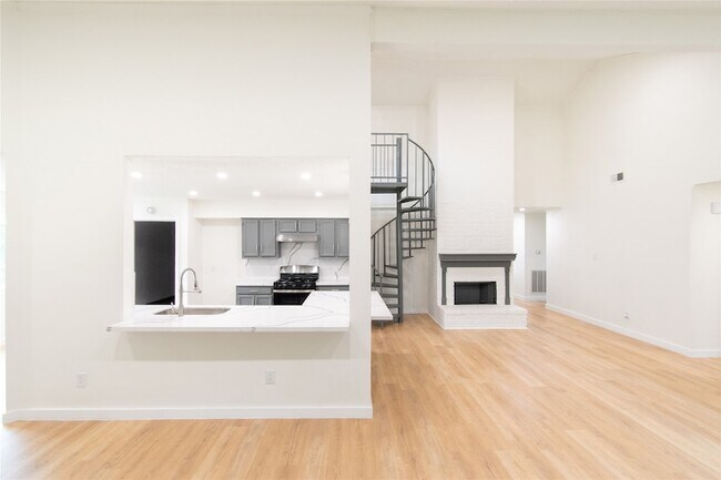 Building Photo - 15707 Amapola Dr