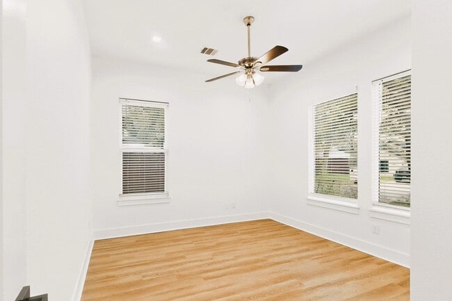 Building Photo - Modern 3 Bed, 3 Bath Home Near Downtown Dallas