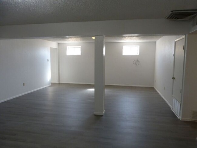 Building Photo - Freshly painted 3 bedroom 2 bath apartment