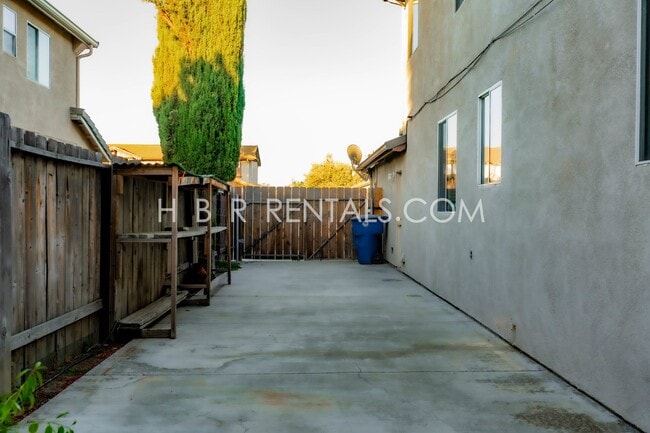 Building Photo - Charming 4 Bed, 2.5 Bath Home in Manteca, ...