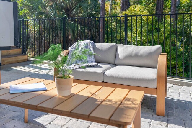 Building Photo - 223 E Lakeshore Dr