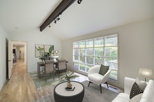 Building Photo - 4Bd/2.5Ba Clyde Hill Home