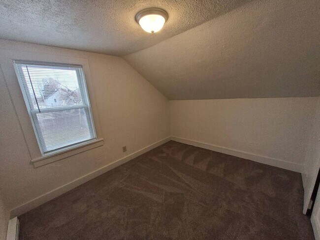 Building Photo - 928 W Kamps Ave