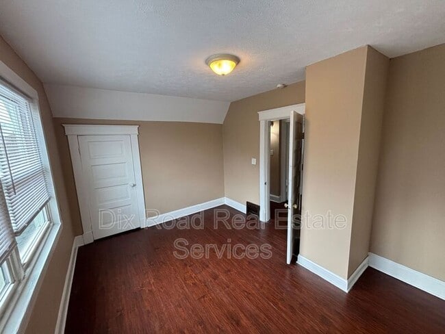 Building Photo - 209 N Grimes St