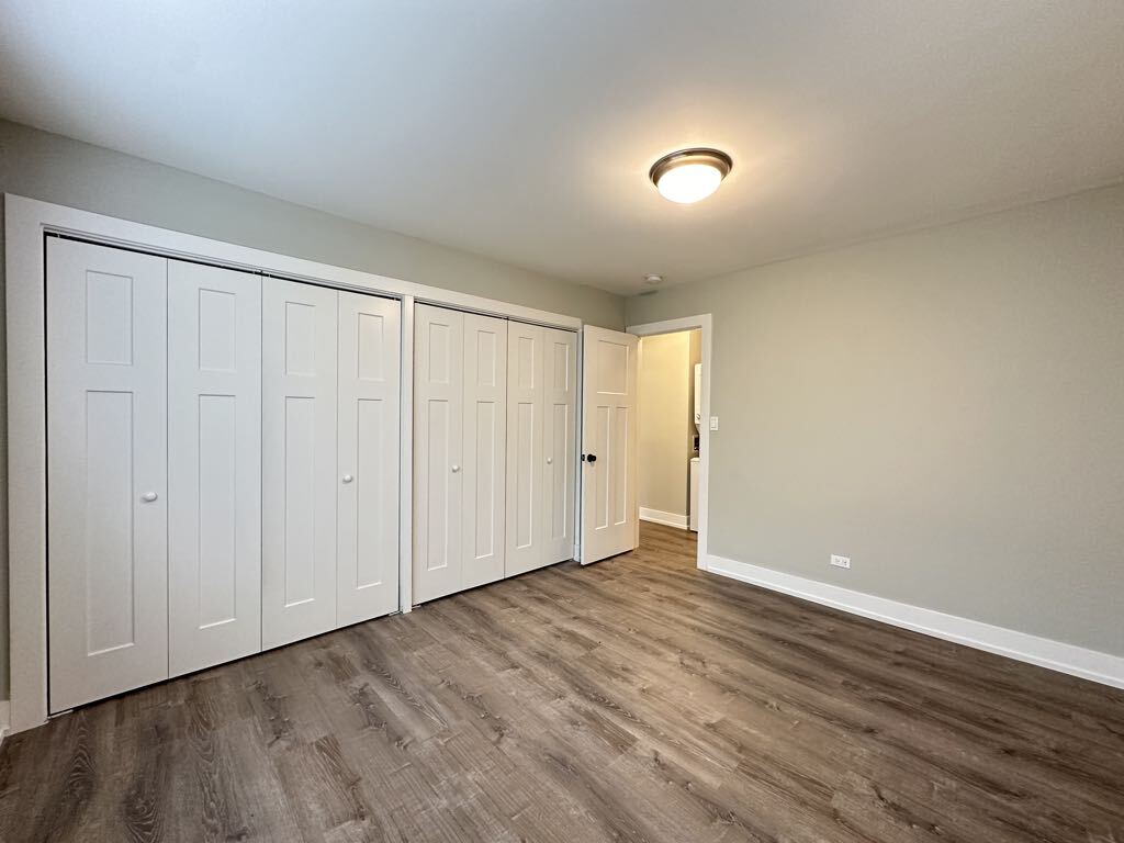 Building Photo - 533 W Surf St