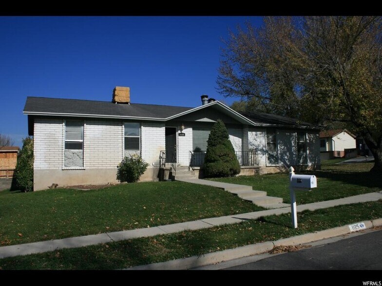 Building Photo - 1125 E Fallbrook Way