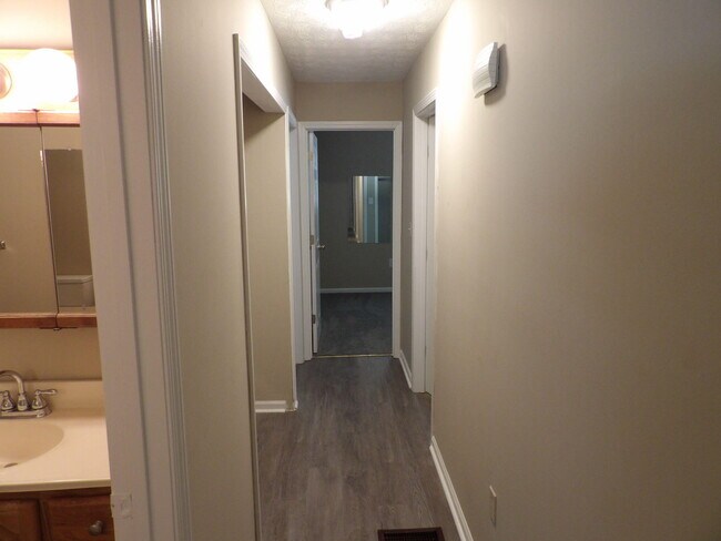 Building Photo - 248 Meadowview Dr