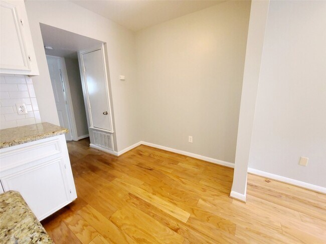 Building Photo - 4931 Junius St