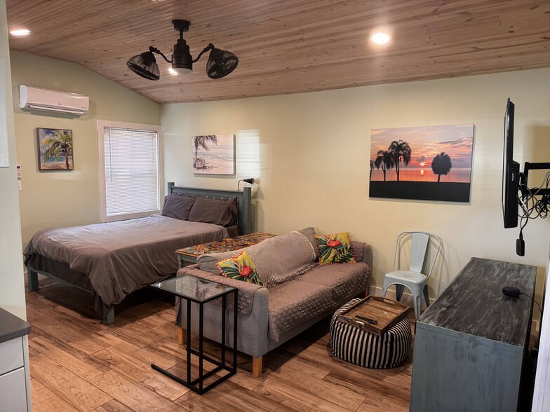 Studio Apartment - 124 19th Ave S