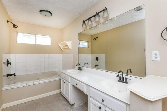 Building Photo - 18626 Droitwich Dr