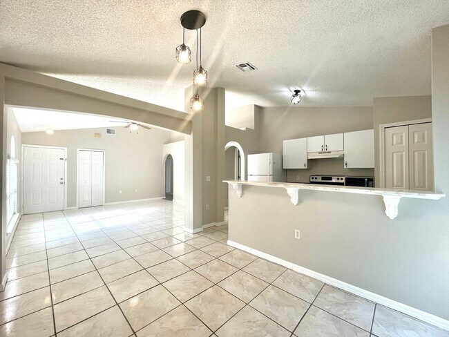 Building Photo - Charming 3-bed, 2-bath in Convenient Location