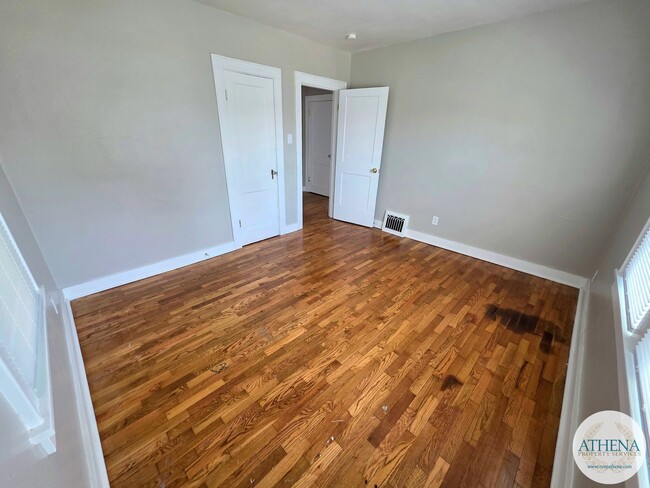 Building Photo - Charming 3 Bedroom / 1 Bath House with Original Hardwood Floors