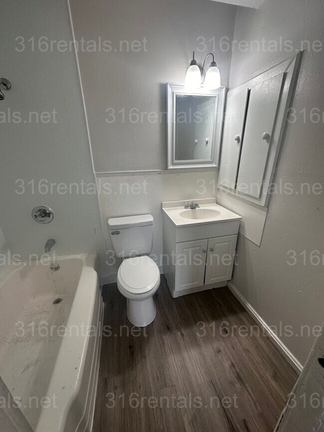 Building Photo - $695 -  2 bed 1 bath Duplex - Located in t...