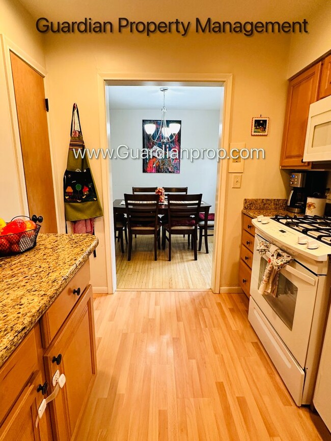 Building Photo - Edina Single Family Home, 2 Car Garage, Di...