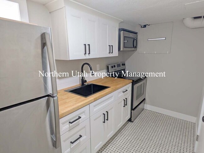 Building Photo - 3 Bed, 2 Bath, HVAC