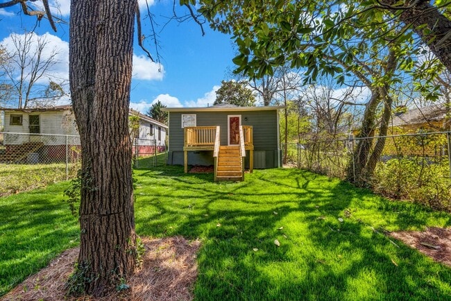 Building Photo - CHARMING 3 BEDROOM BUNGALOW WITH BONUS ROO...