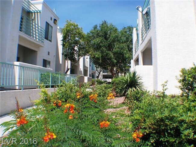 Building Photo - 7100 W Pirates Cove Rd