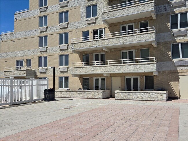Building Photo - 450 W Broadway