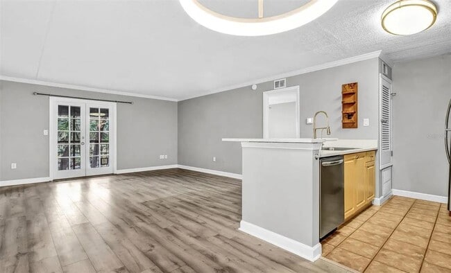 Building Photo - 5304 W Kennedy Blvd