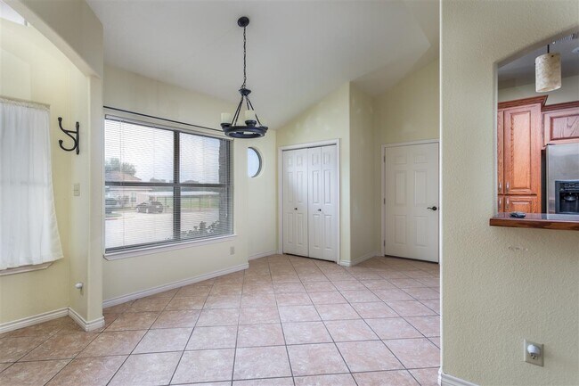 Building Photo - 901 Kings Way