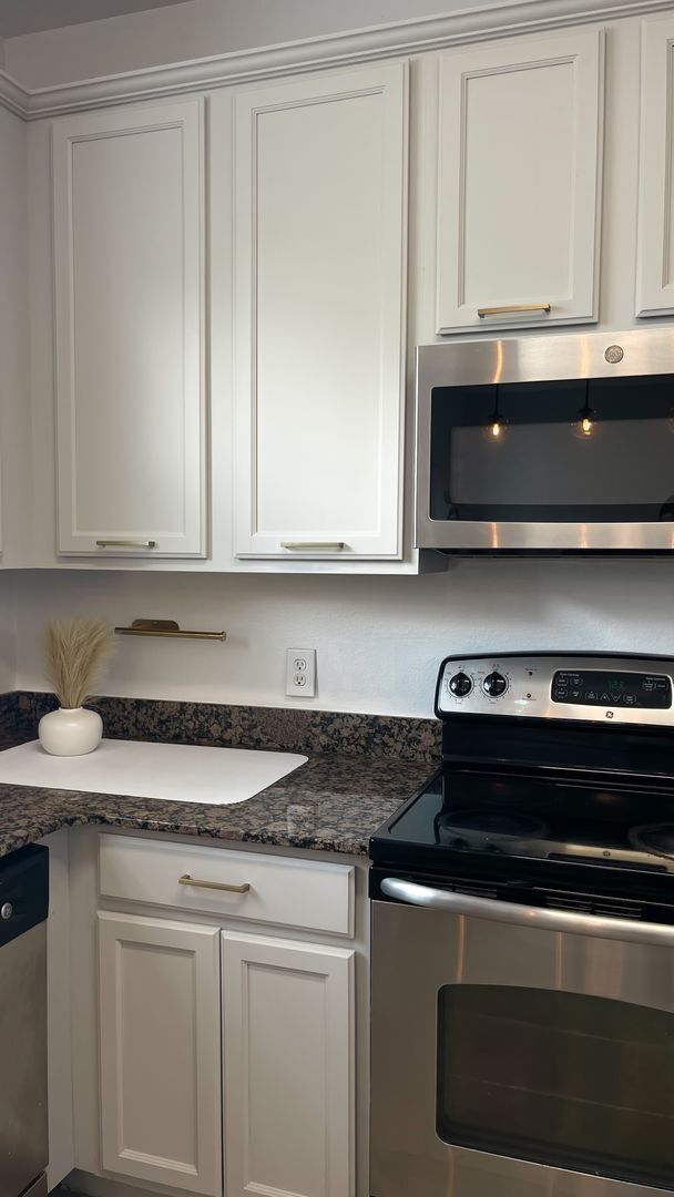 Building Photo - Beautifully Updated 3-Bedroom Townhouse in...