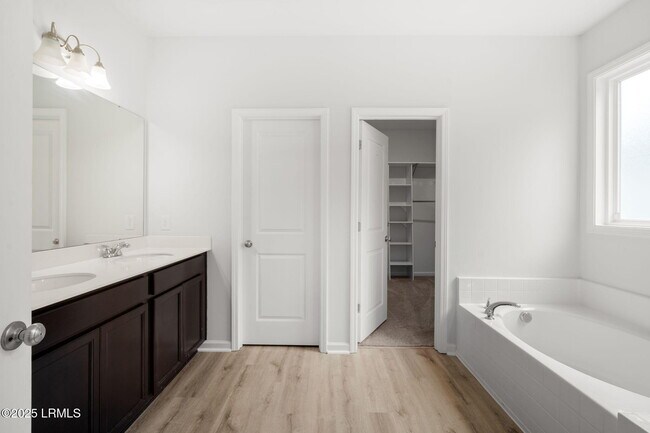 Building Photo - 98 Great Bend Dr