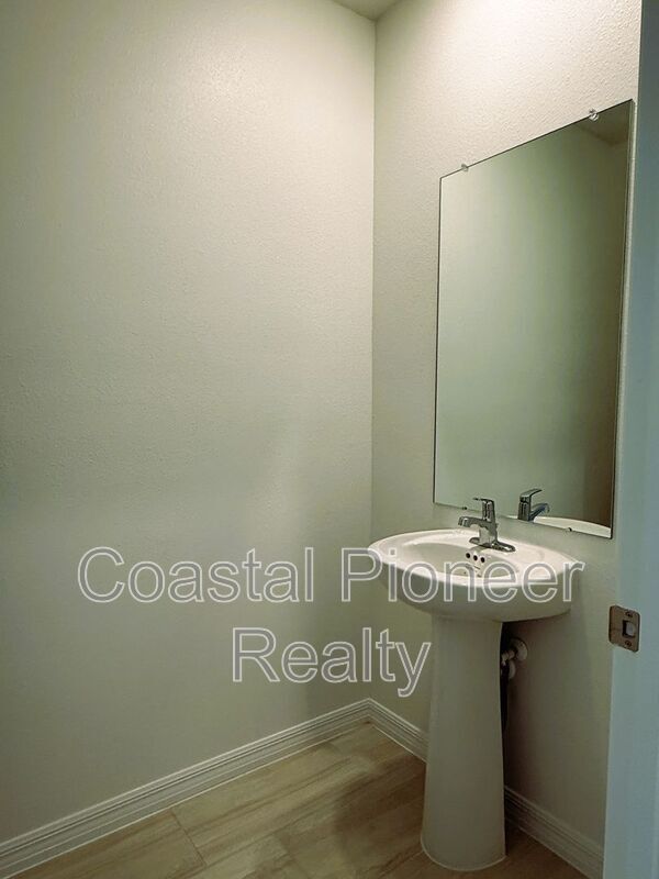 Building Photo - 17614 Pleasantview Blvd