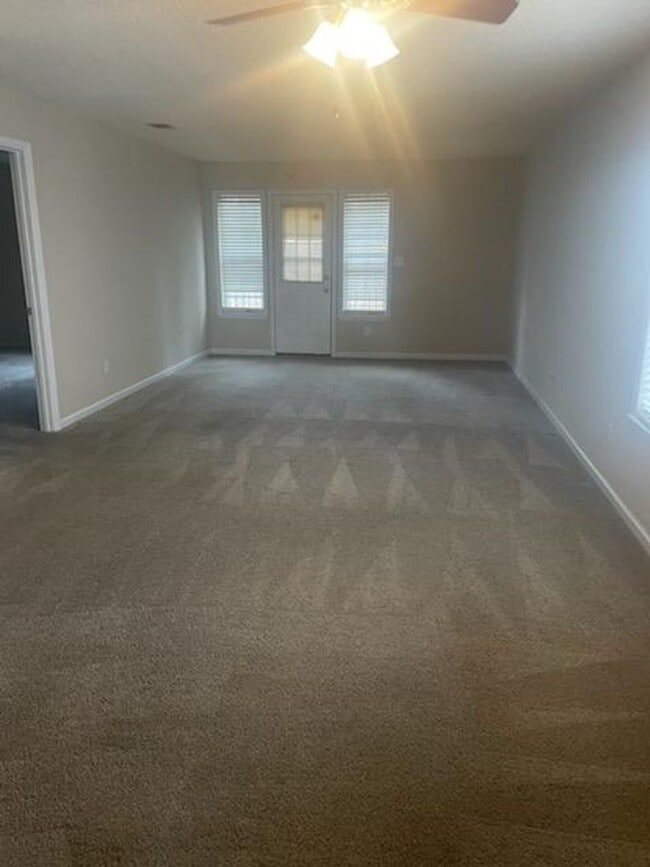 Building Photo - West Augusta Townhome Close to Medical, Shopping, and Dining