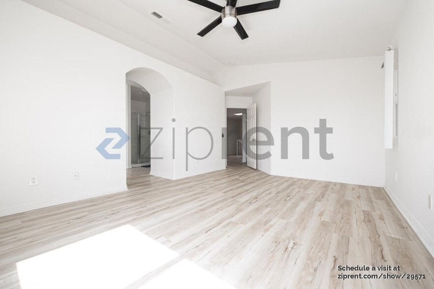 Building Photo - Unit