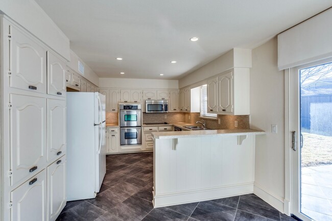 Building Photo - Charming Custom Duplex in Prestigious Pres...