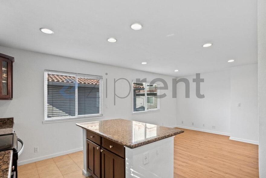 Building Photo - 1451 Main St