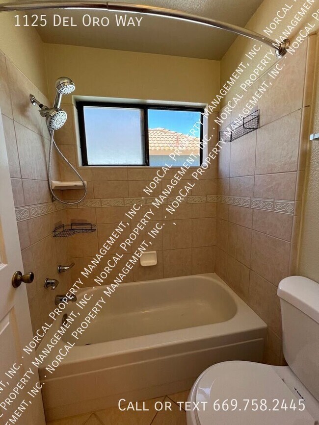 Building Photo - 1125 Del Oro Way