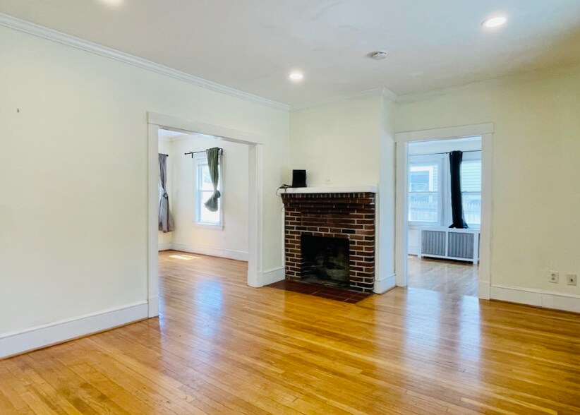 Building Photo - 413 Bedford St