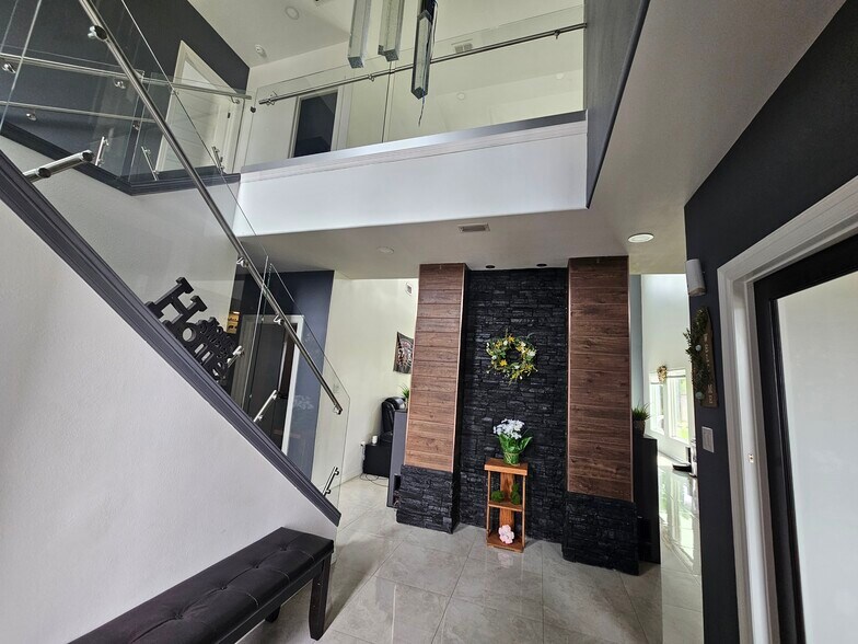Building Photo - 2537 Los Portales