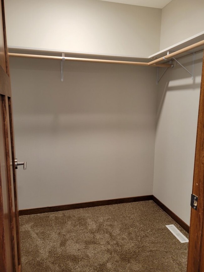 Building Photo - Middle Unit Townhouse