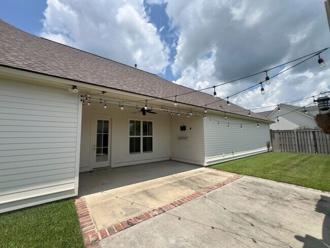 Building Photo - Beautiful 4-Bedroom Home in The Magnificen...