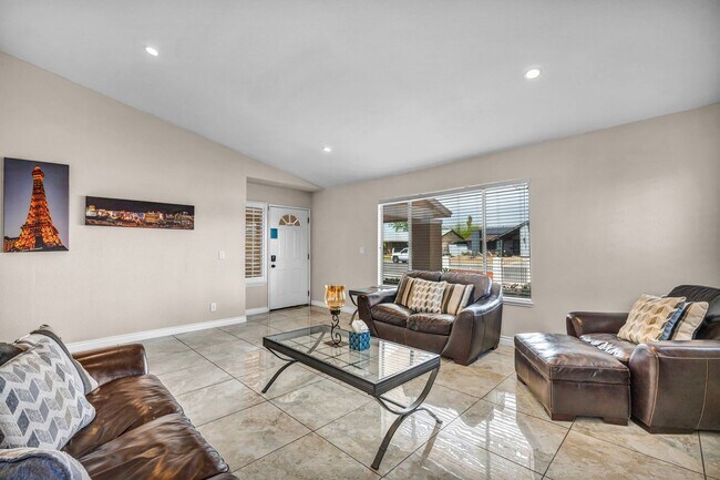 Building Photo - 3 Bed FULLY FURNISHED Pool Home