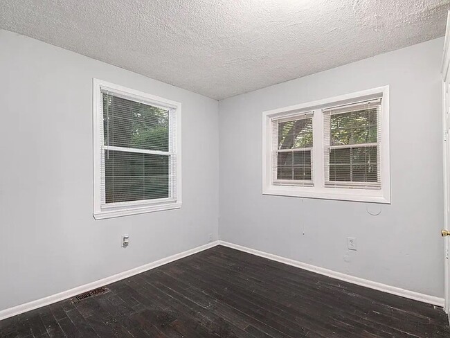 Building Photo - Spacious 3bd/2ba in Capitol View w/ Huge F...