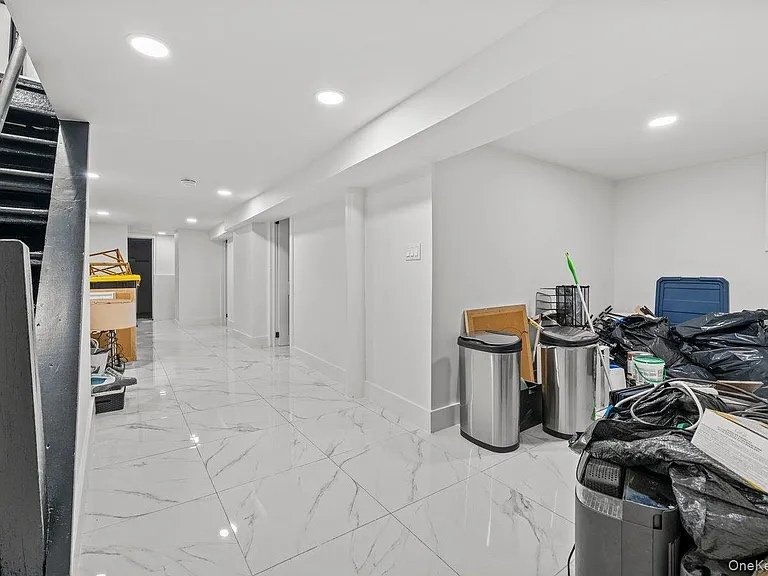 Building Photo - 916 Clarence Ave