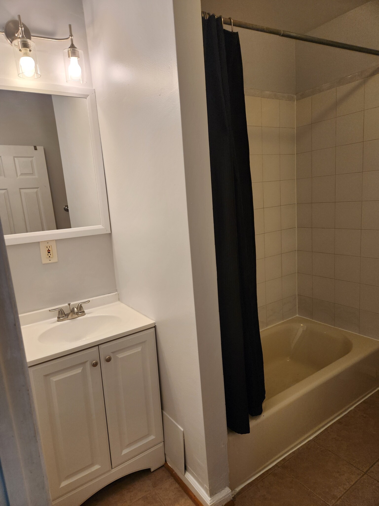 Main Bathroom - 614 McKewin Ave