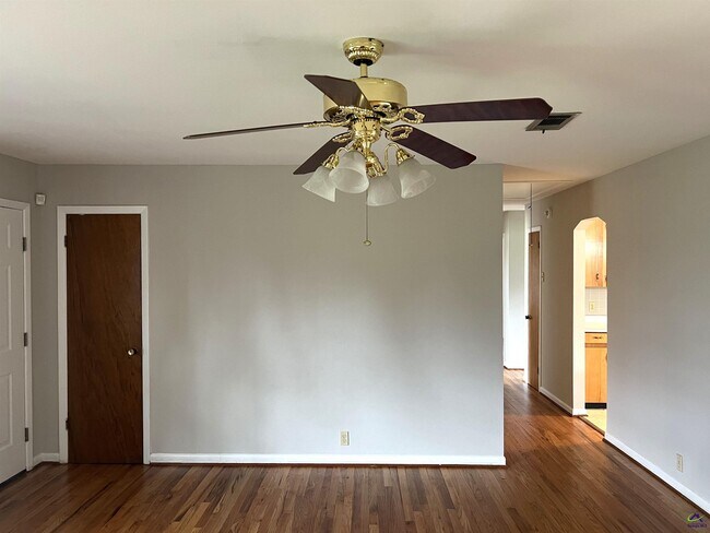 Building Photo - 482 Lake Joy Rd