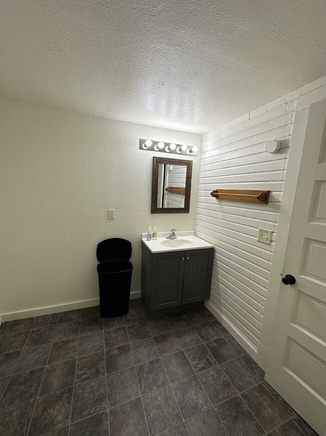 Building Photo - 4 Bedroom, 2 Bathroom Home In Randall Park Neighborhood