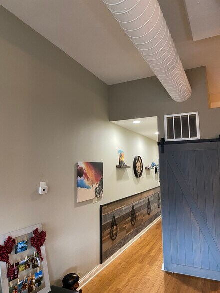 Building Photo - 812 W Van Buren St