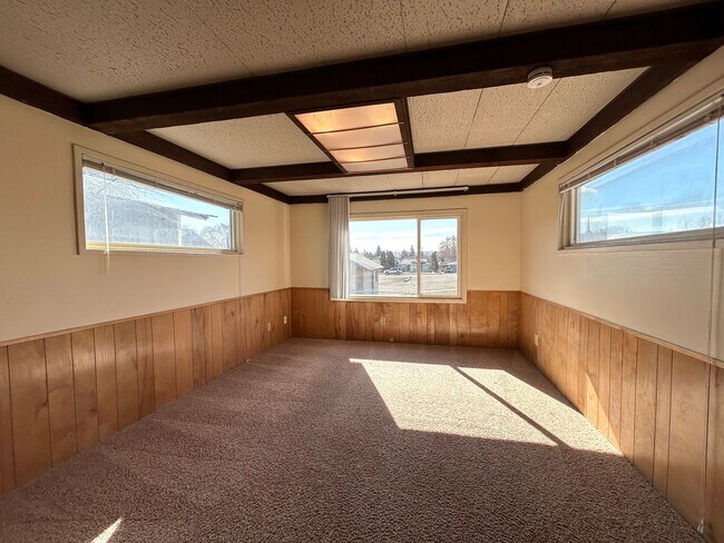 Building Photo - Unique 5 Bedroom Home