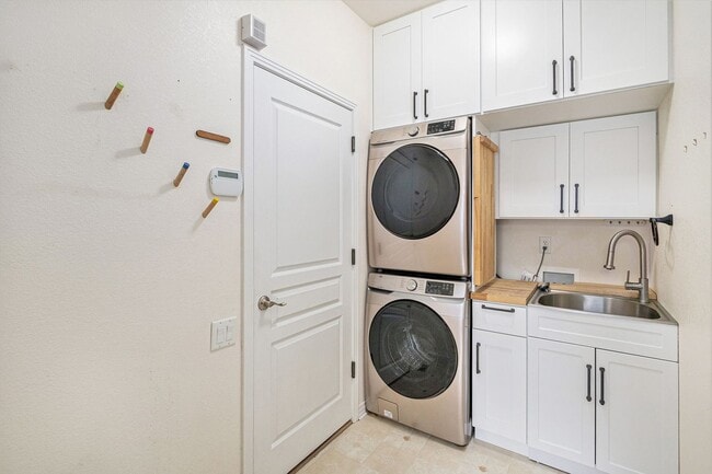 Building Photo - Welcome to this beautifully maintained 4-bedroom, 4-bath home with a dedicated office space