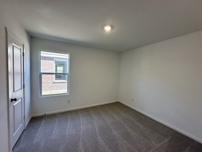 Building Photo - 1613 Elliott Rd